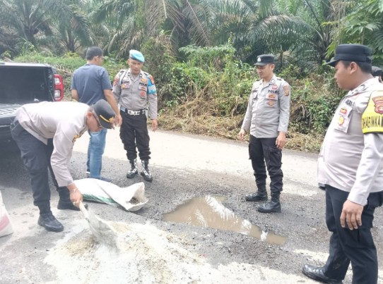 Cegah Kecelakaan, Polisi Turun Langsung Tambal Jalan Berlubang