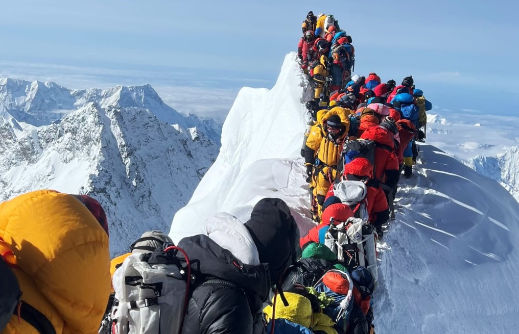 Nepal Naikkan Biaya Izin Mendaki Everest Mulai 2025