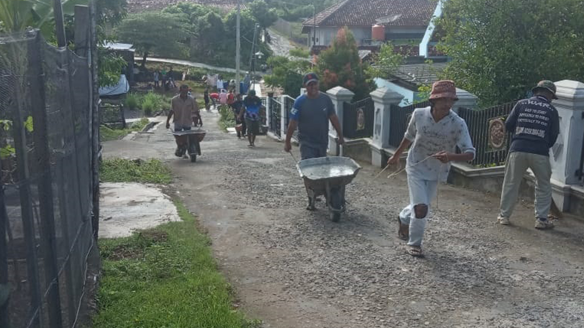 Warga Gotong Royong Perbaiki Jalan ke TPU Talang Jawa