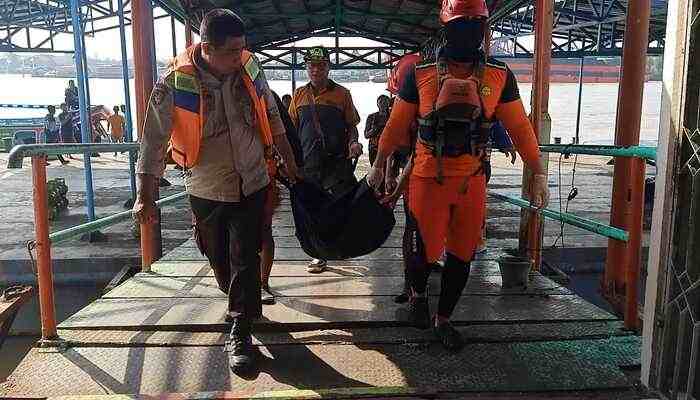 Tim SAR Evakuasi Korban Bocah Tenggelam di Sungai Musi Kota Palembang
