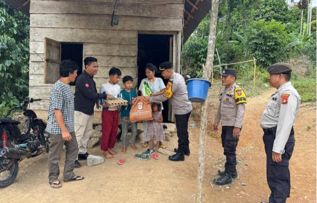 Polsek Muaradua Bagikan Sembako untuk Warga