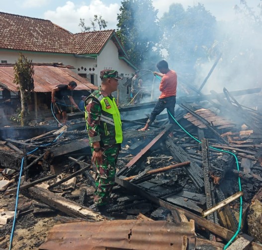 Diduga Tinggalkan Api di Tungku, Rumah Warga OKU Selatan Ludes Terbakar