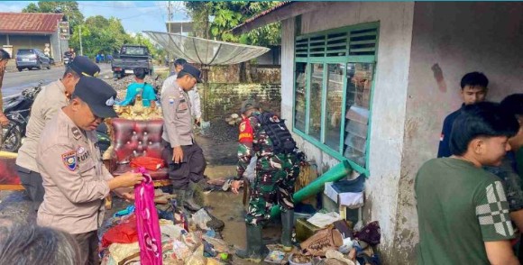 Banjir Mulai Surut, Warga Lakukan Pembersihan Sisa Lumpur