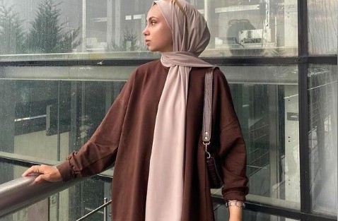 12 Warna yang Cocok dengan Coklat Tua untuk Outfit Stylish dan Elegan