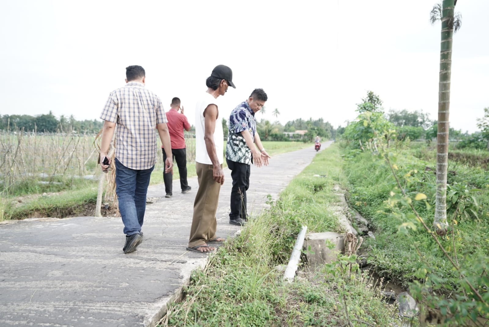 Gorong-Gorong Rusak, Enos Turun Langsung Cek Lokasi