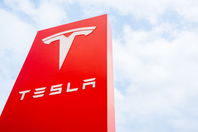 Tesla Tembus Nilai Pasar $1 Triliun!  Kemenangan Trump Bikin Saham Naik Drastis!