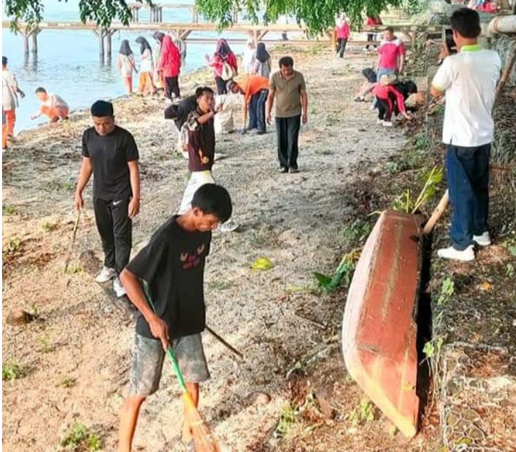 Bersihkan Danau Ranau, Libatkan Siswa