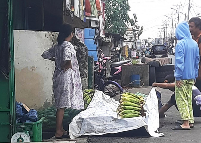 Sambut Malam Tahun Baru 2025, Penjual Jagung Manis Hiasi Kota Baturaja 