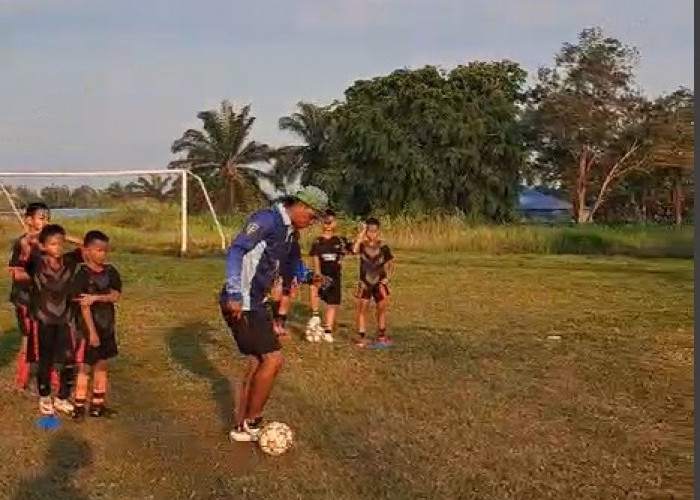 Mantan Kiper Sriwijaya FC, Fauzi Toldo Latih SSB Palembang Soccer Skills