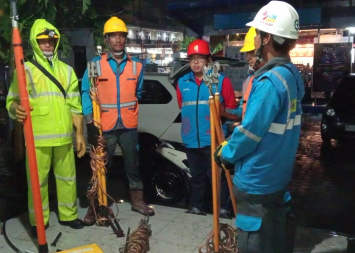 PLN ULP Lembayung Berjibaku Memulihkan Kondisi Kelistrikan Disertai Hujan Deras