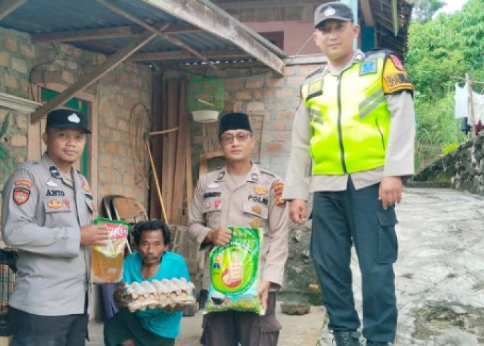 Bhabinkamtibmas Polsek Muaradua Salurkan Sembako untuk Warga Kurang Mampu