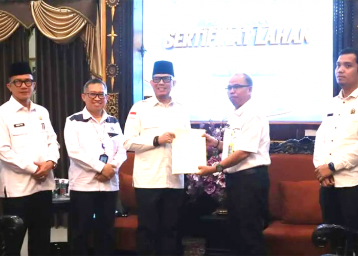 Pemkab OKU Serahkan 17 Sertifikat Aset Daerah, Lahan Kantor Tirta Raja Resmi Bersertifikat