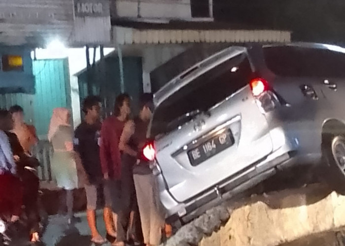 Kecelakaan Tunggal : Avanza Hantam Pembatas Jalan di Baturaja