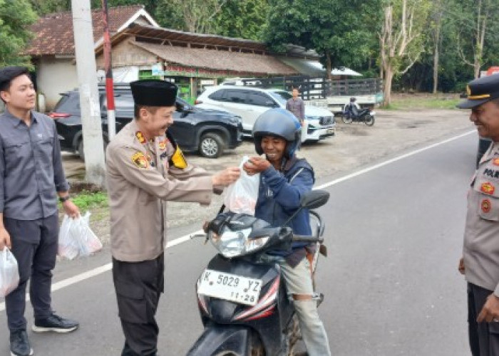 Bagikan Takjil Bagi Pengguna Jalan