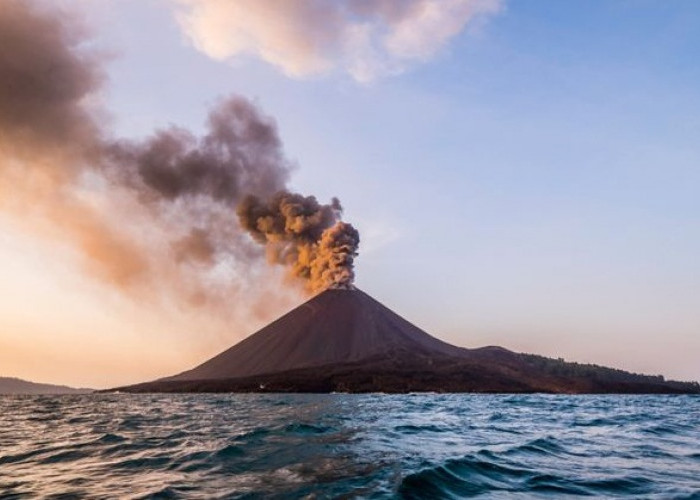 Anak Krakatau Erupsi Lontarkan Abu Vulkanik 
