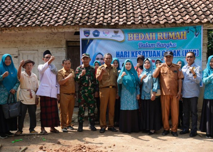 Ketua TP PKK OKU Timur Bedah Rumah Warga Desa Negeri Agung Jaya