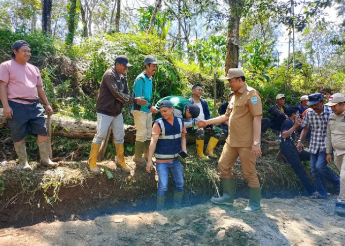 Tanggapi Keluhan Warga, Abusama Gunakan Dana Pribadi untuk Perbaiki Jalan