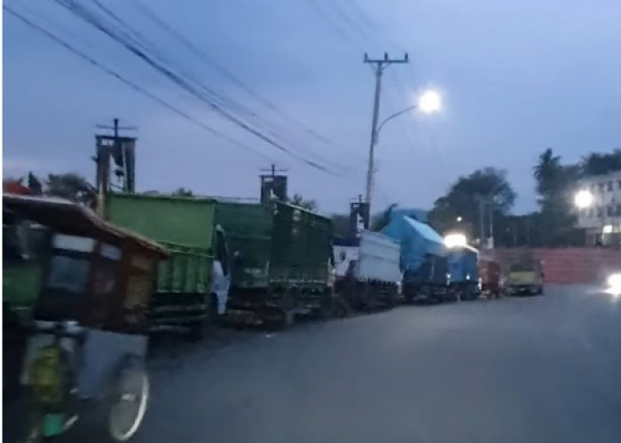 Antrean Panjang di OKU Selatan hingga Tengah Malam Demi  Solar Bersubsidi