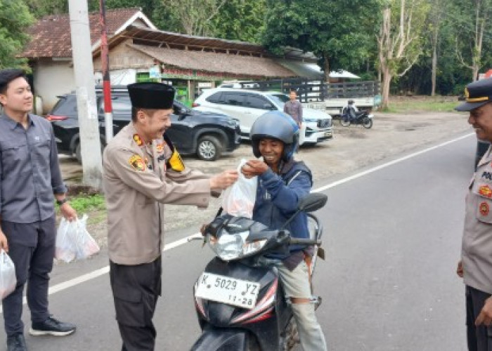 Bagikan Puluhan Takjil ke Pengguna Jalan