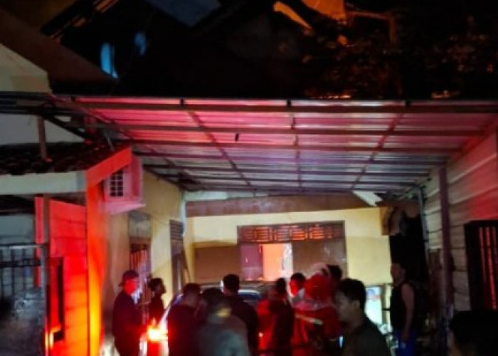 Diduga Korsleting Listrik, Rumah Pemilik Kolam Renang Ludes Terbakar