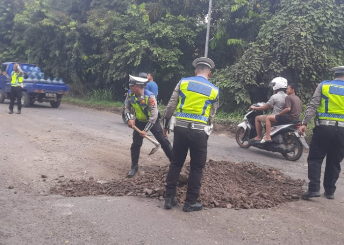 Satlantas Polres OKU Timbun Jalan Berlobang Ancam Keselamatan 