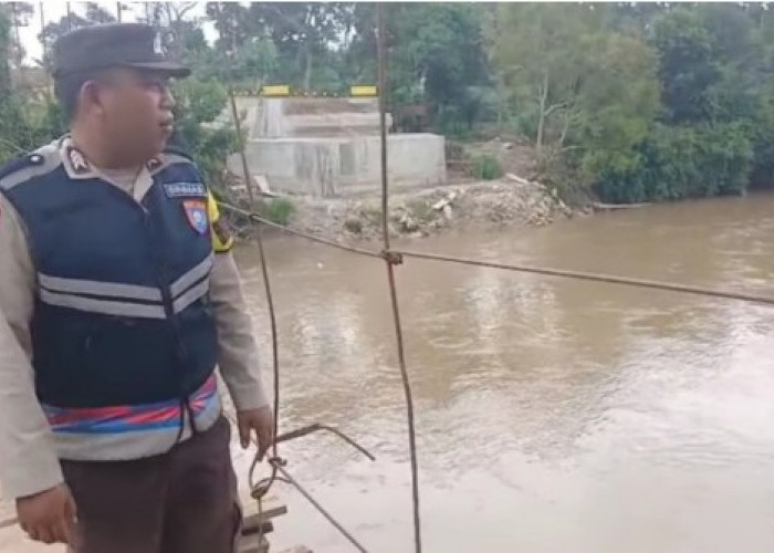 Antisipasi Banjir, Polsek Simpang Martapura Pantau Debit Air Sungai Komering