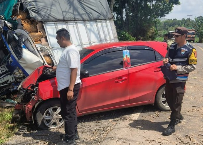 Lakalantas di Jalinsum OKU, Truk Angkut Kentang Hantam Brio di Tikungan Tajam, Ini Kronologi