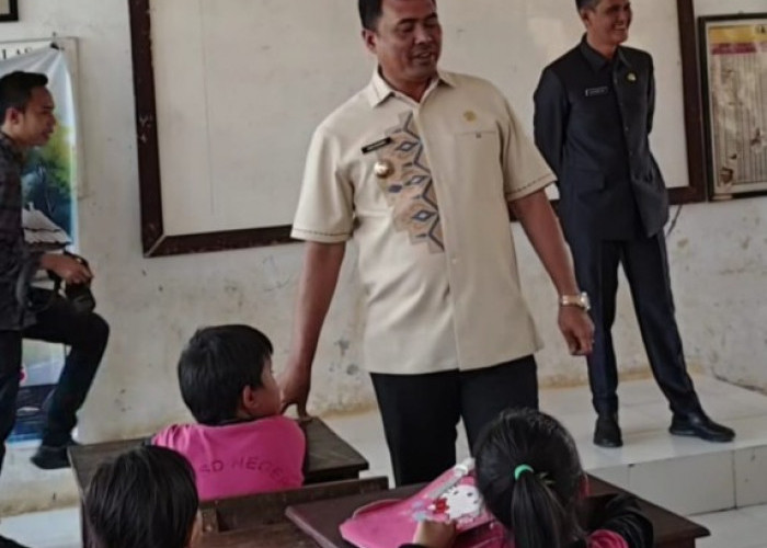 Bupati Abusama Tinjau Infrastruktur dan Sekolah Saat Safari Jumat di Kisam Tinggi