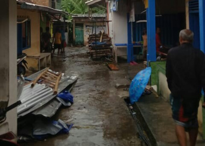 Dikabarkan Hujan Es Serang Saung Naga