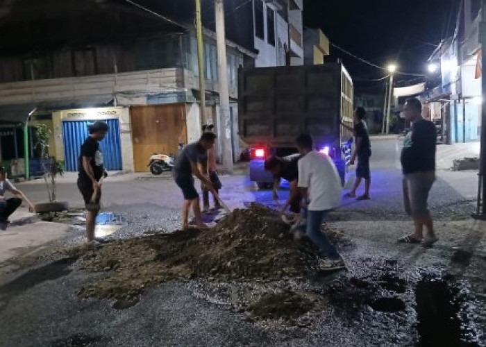 Tindak Lanjut Keluhan Warga, Jalan Pasar Tengah OKU Selatan Diperbaiki Dini Hari