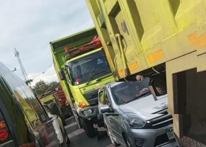 Macet, Kendaraan Merayap di Jalinsum Baturaja - Muara Enim