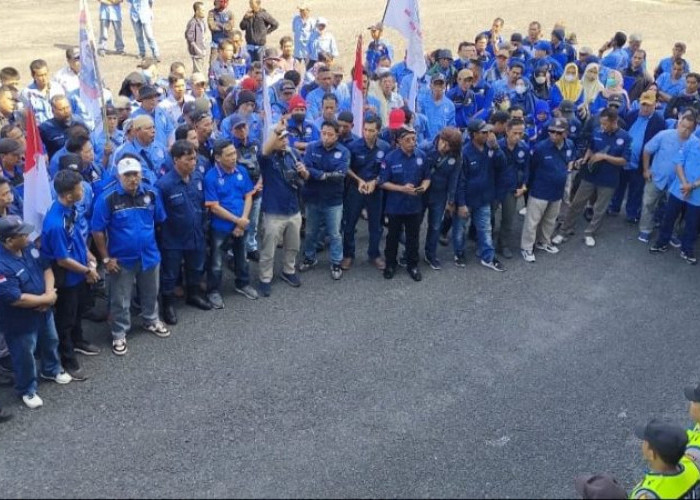 Minta Gaji Segera Dibayarkan, Ratusan Karyawan PT Mitra Ogan Demo di Gedung DPRD OKU