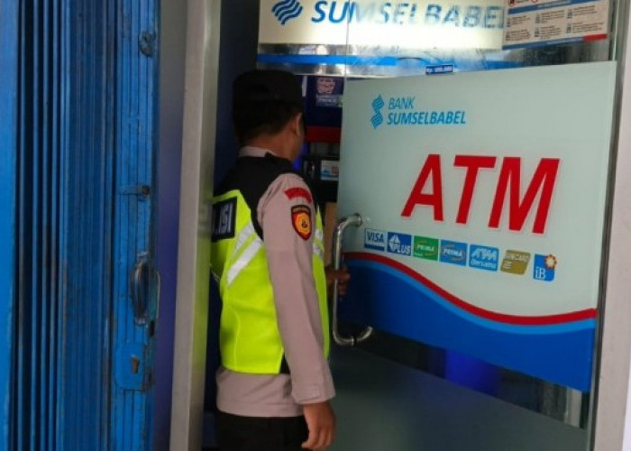 Jaga Kamtibmas, Polisi Sambangi Bank dan Minimarket di Belitang III