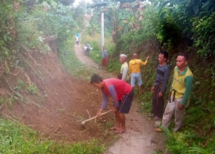 Warga Karang Agung Gotong Royong Bersihkan Jalan dan Parit Desa