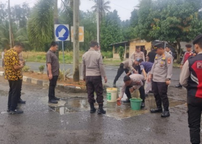 Polres OKU Selatan Turun Tangan Perbaiki Jalan Berlubang