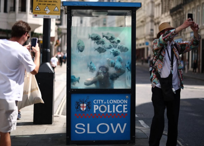 Banksy Ubah Pos Polisi di London Jadi Akuarium Piranha, Bakal Dipajang di Museum