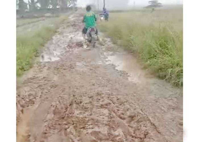 Jalan Penghubung Dua Kabupaten Berlumpur