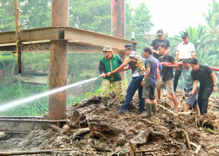 Serentak Bersihkan Sungai dan Fasilitas Publik Jelang HUT OKU