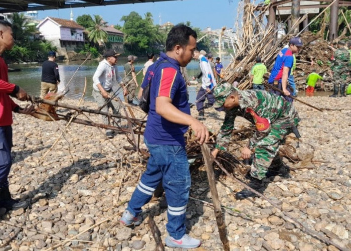 Angkut Sampah hingga Bambu di Sungai Ogan