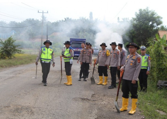 Kapolres OKU Timur Turun Tangan Tambal Jalan, Wujudkan Gerakan Indonesia ASRI