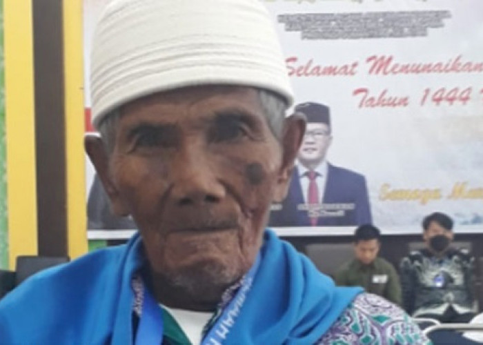 Dua Tahun Tertunda, Kakek Karto CJH Tertua Asal OKU Timur Akhirnya Berangkat Haji 