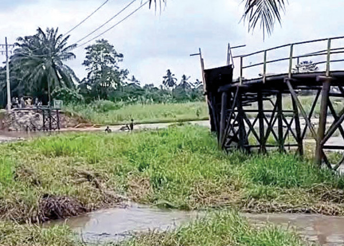 Baru Diperbaiki Jembatan Kembali Roboh