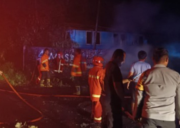 Diduga Akibat Percikan Mesin Sedot, Pabrik Pemecah Batu Terbakar