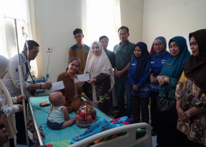 Dua Pasien Kanker di OKU Timur Dapat Bantuan dr. Sheila Noberta dan Tim PKK