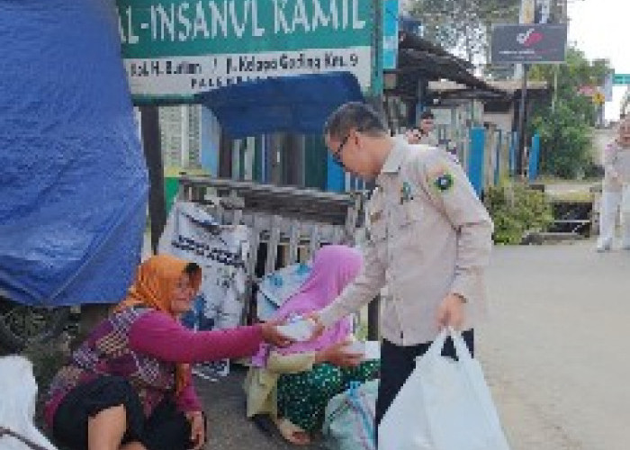 Anggota DPD RI Hj Eva Susanti Berbagi Takjil untuk Warga dan Pengendara di Palembang