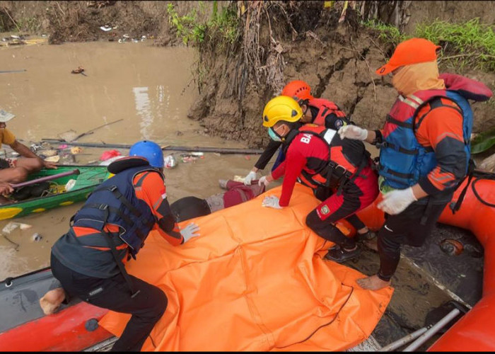 Nekat Berenang Seberangi Sungai