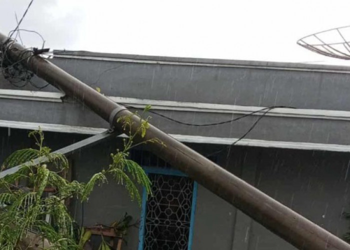 Diterjang Angin Kencang, Tiang Listrik Roboh Menimpa Rumah