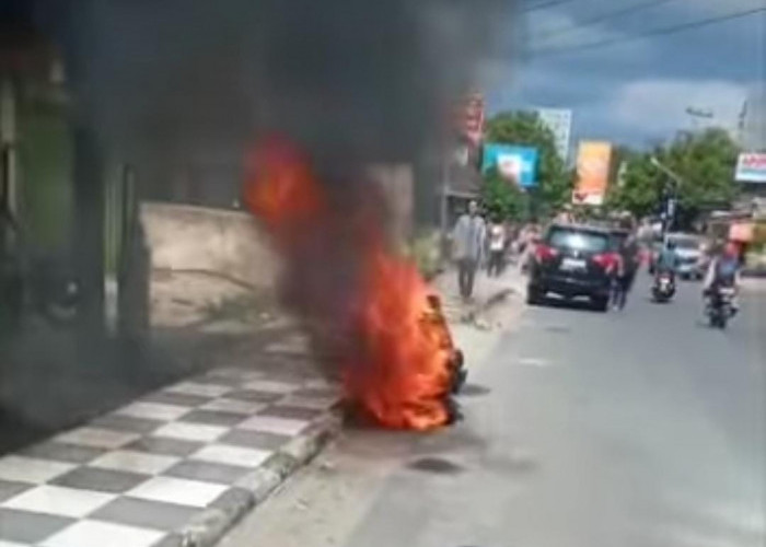 Heboh Sepeda Motor Terbakar Didekat SPBU Air Karang  Baturaja 