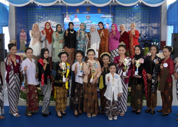 Kenakan Kebaya Serta Baju Adat Saat Fashion Show Peringatan Hari Kartini