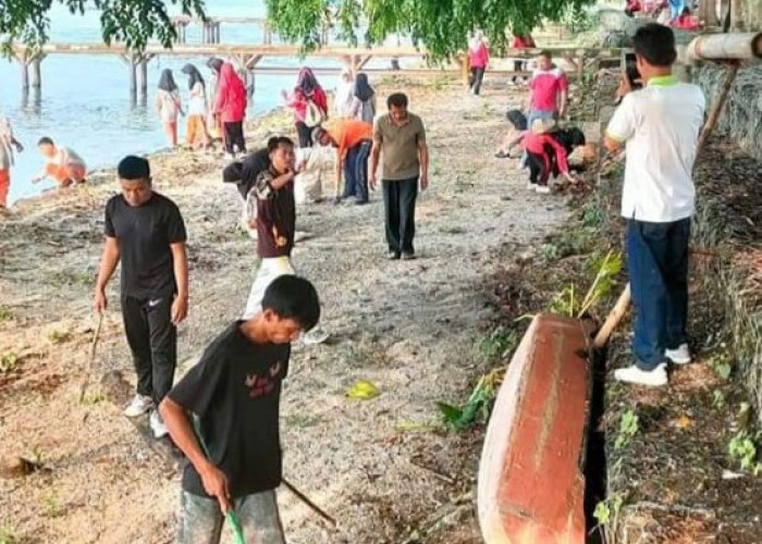 Libatkan Siswa Bersihkan Sampah di Sekitar Danau Ranau
